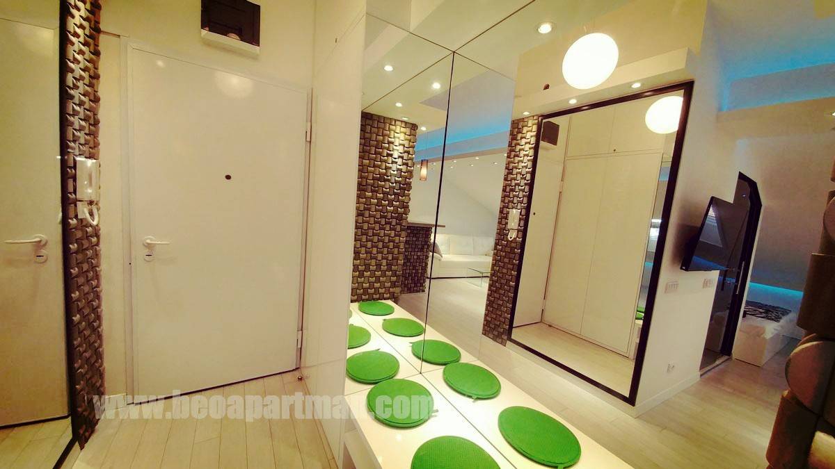 spa-apartment-new-belgrade-candy-entryway