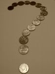znak pitanja od dinarskih kovanica