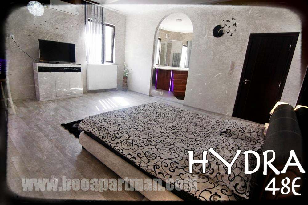 Bed and entrance to large jacuzzi room HYDRA