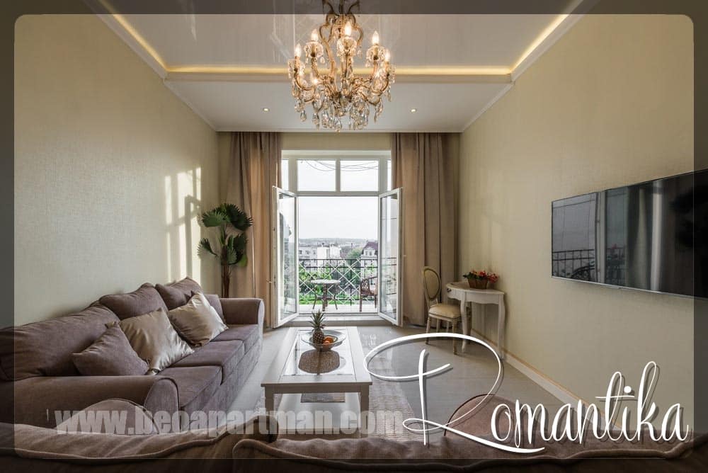Dnevna soba sa dve sofe i kristalnim lusterom Lux apartmani Beograd na dan