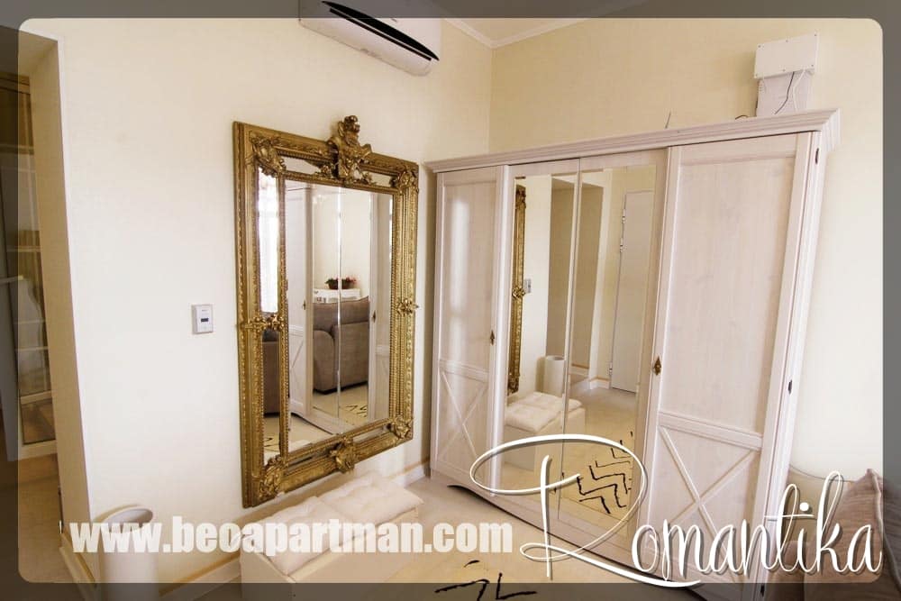 Ogledalo i ormar sa stilskim ramovima Lux apartmani Beograd na dan
